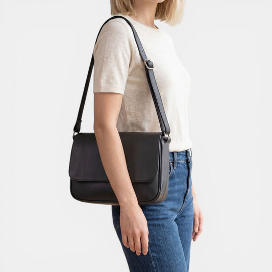 Lederax Kadın Siyah Kapaklı Çapraz Askılı Omuz Çantası LD656